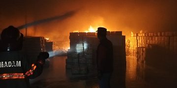 Gudang Sembako PT Dunia Aneka Usaha di Jambi Dilalap Api