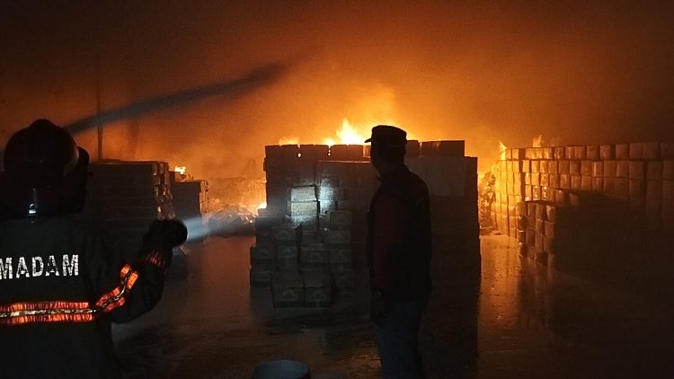 Gudang Sembako PT Dunia Aneka Usaha di Jambi Dilalap Api