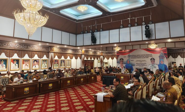 Polres Tanjab Timur Gelar Rekonstruksi Pembunuhan Lansia di Kebun Kelapa, Pelaku Peragakan 19 Adegan