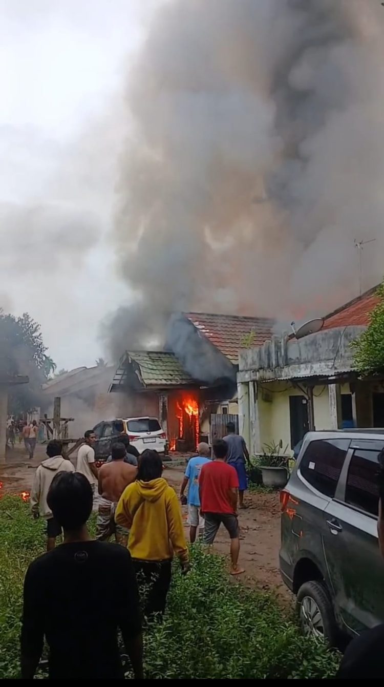 Kebakaran Hebat Hanguskan Rumah dan Mobil, Satu Orang Tewas