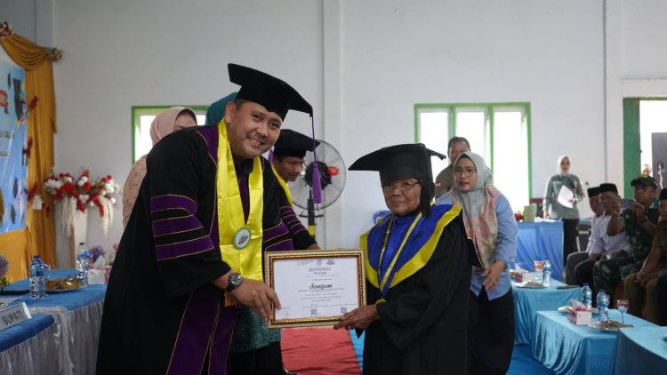 Bupati Syukur Wisuda 150 Lansia Tangguh S1 dan S2 di Pamenang Barat