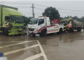 Dua Truk Tabrakan di Exit Tol Pijoan, Sopir Colt Diesel Terjepit