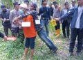 Polres Tanjab Timur Gelar Rekonstruksi Pembunuhan Lansia di Kebun Kelapa, Pelaku Peragakan 19 Adegan