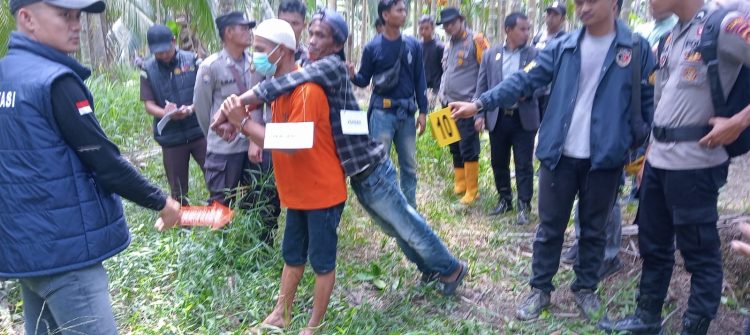Polres Tanjab Timur Gelar Rekonstruksi Pembunuhan Lansia di Kebun Kelapa, Pelaku Peragakan 19 Adegan
