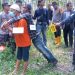 Polres Tanjab Timur Gelar Rekonstruksi Pembunuhan Lansia di Kebun Kelapa, Pelaku Peragakan 19 Adegan