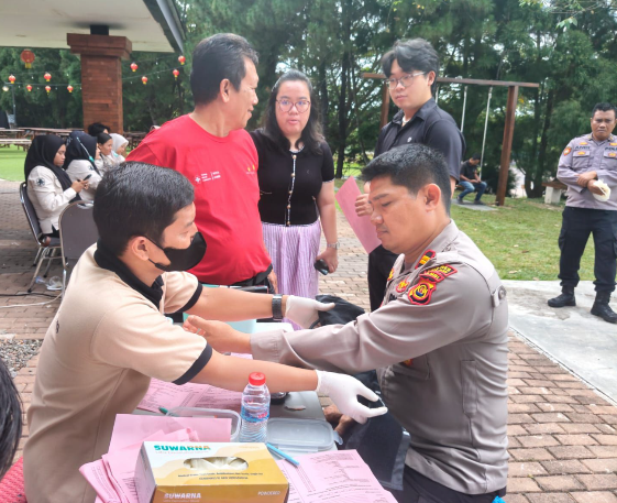 Peduli Kemanusiaan, Polres Muaro Jambi Gelar Aksi Donor Darah Bersama PMI