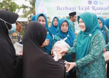 TP PKK Tanjab Barat Berbagi 500 Paket Takjil, Tebar Kepedulian di Hari ke-5 Ramadan