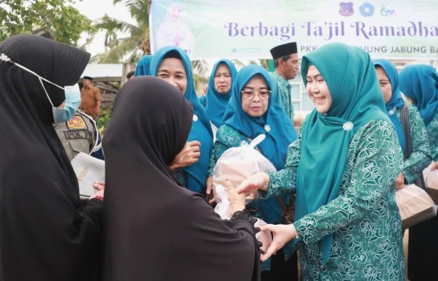TP PKK Tanjab Barat Berbagi 500 Paket Takjil, Tebar Kepedulian di Hari ke-5 Ramadan