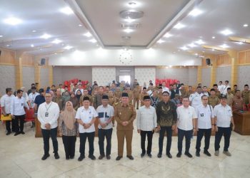 Bupati Tanjab Barat Turut Mensholati KH. Hasan Basri