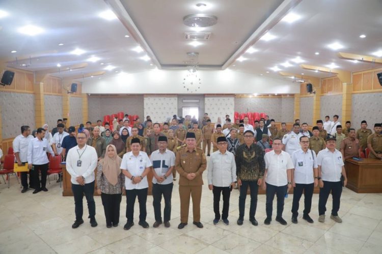 Bupati Tanjab Barat Turut Mensholati KH. Hasan Basri