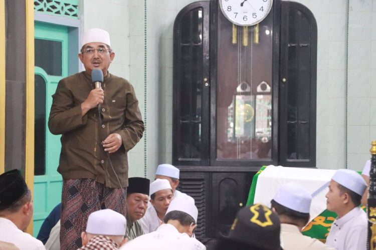 Bupati Tanjab Barat Turut Mensholati KH. Hasan Basri