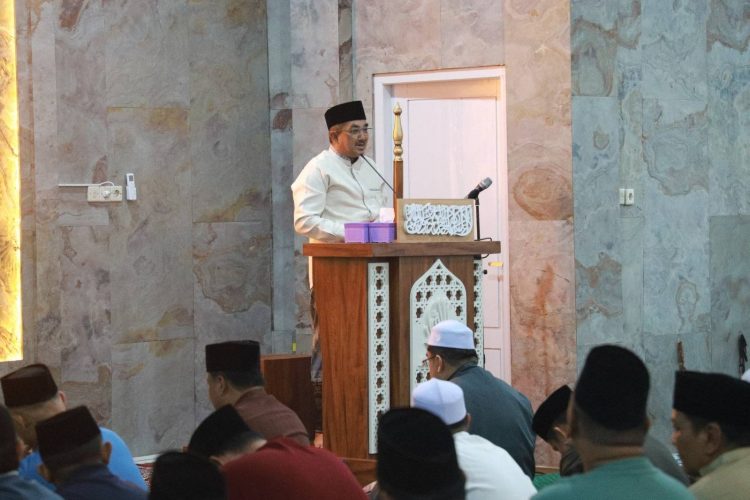 Bupati Anwar Sadat Laksanakan Tarawih Perdana Ramadhan 1447 H di Masjid Al Anwar Kuala Tungkal