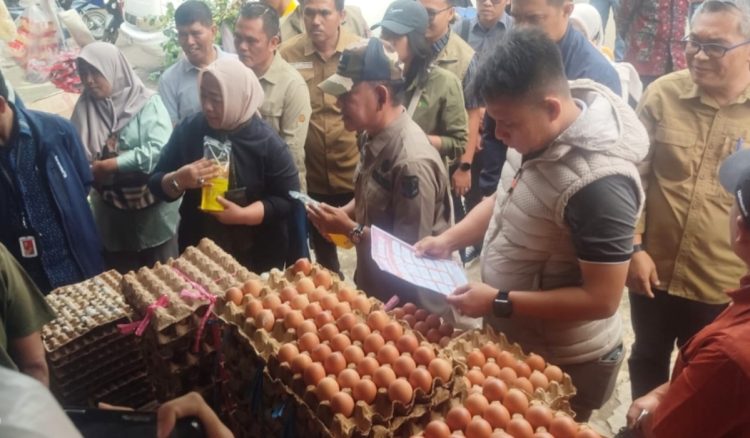 Wabup H A Khafidh Bersama Satgas Saber Pantau Harga Pasar