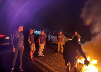 Patroli Sahur Polsek Jaluko Bubarkan Aksi Bakar Ban di Jalan Lintas Sumatera