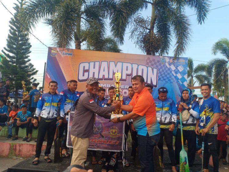 Lomba Pacu Perahu Tradisional Peringatan HUT ke-69 Provinsi Jambi Berlangsung Meriah