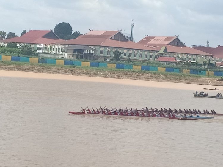 Lomba Pacu Perahu Tradisional Peringatan HUT ke-69 Provinsi Jambi Berlangsung Meriah