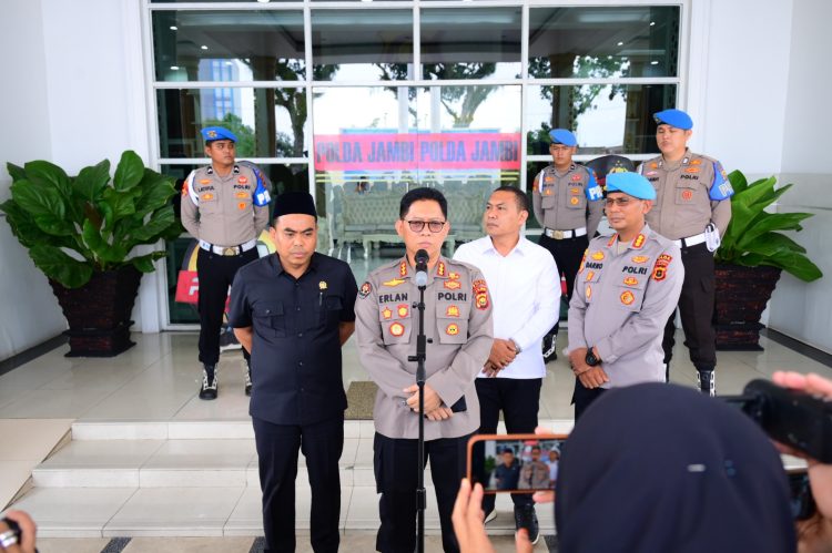 Lomba Pacu Perahu Tradisional Peringatan HUT ke-69 Provinsi Jambi Berlangsung Meriah