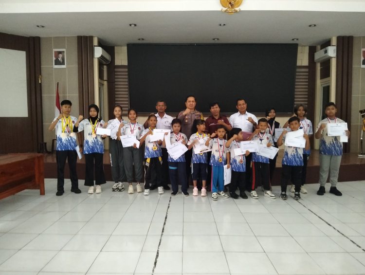 Pengalungan Mendali dan Pemberian Reward Pada Atlit yang Berprestasi Serta Piagam Penghargaan Kepada Pemenang Kejurprov Jambi dan Piala Wali Kota Padang Cabang Karate Diberikan Langsung Oleh Kabag OPS Polres Muaro Jambi AKP Rodi Hambali SH