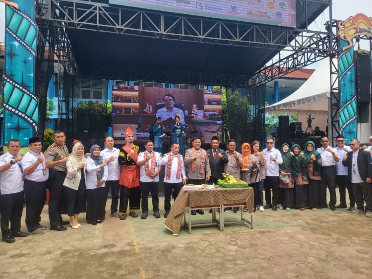Pengalungan Mendali dan Pemberian Reward Pada Atlit yang Berprestasi Serta Piagam Penghargaan Kepada Pemenang Kejurprov Jambi dan Piala Wali Kota Padang Cabang Karate Diberikan Langsung Oleh Kabag OPS Polres Muaro Jambi AKP Rodi Hambali SH