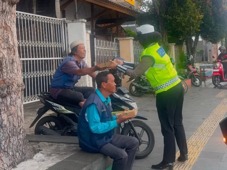 Sat Lantas Polresta Jambi Gelar Jumat Berkah, Salurkan Makanan untuk Warga