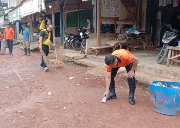 Polsek Bahar Selatan Bersihkan Fasilitas Umum Pasar Kalangan di Desa Tanjung Sari