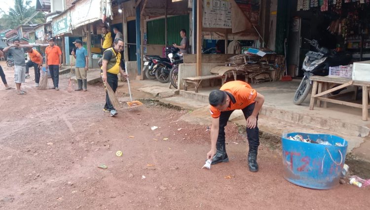 Polsek Bahar Selatan Bersihkan Fasilitas Umum Pasar Kalangan di Desa Tanjung Sari