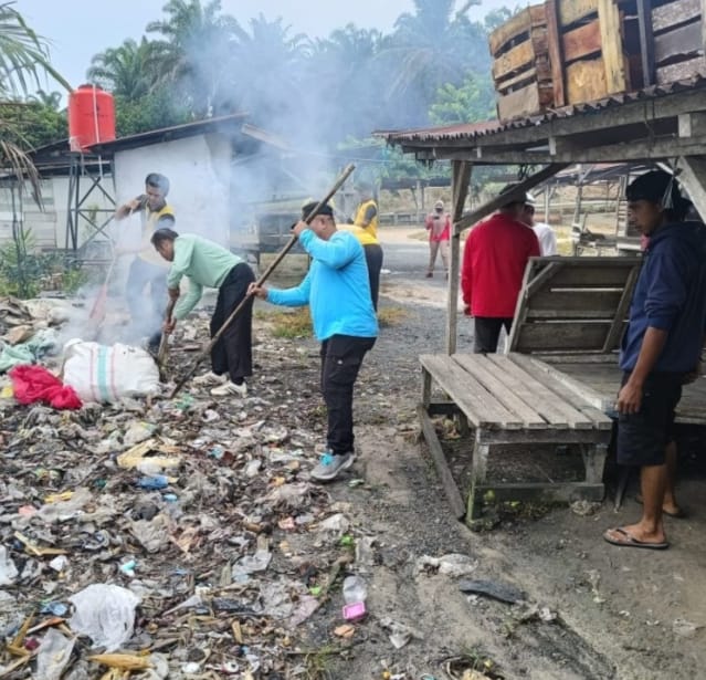 Polsek Sungai Bahar Bahu-Membahu Bersihkan Pasar Selasa di Desa Bakti Mulya