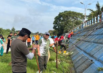 Polres Muaro Jambi Bersama Forkopimda Gotong Royong Bersihkan Kawasan Pasar Sengeti dan Bantaran Sungai Batanghari