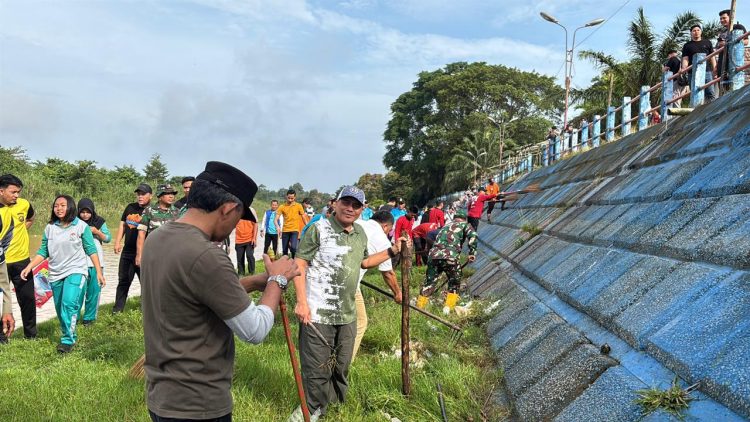 Polres Muaro Jambi Bersama Forkopimda Gotong Royong Bersihkan Kawasan Pasar Sengeti dan Bantaran Sungai Batanghari
