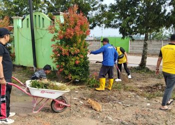 Polsek Sungai Gelam Bersihkan Sekitaran Masjid Nurul Falah
