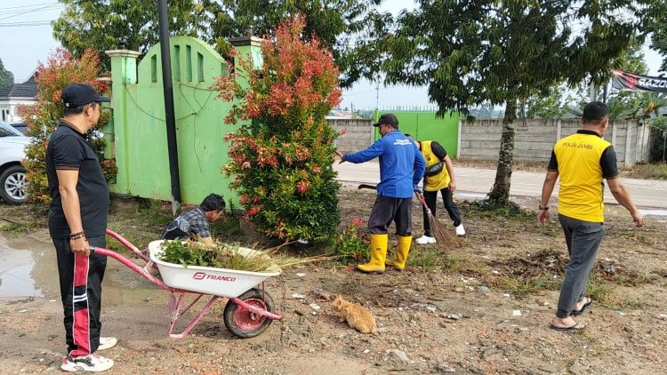Polsek Sungai Gelam Bersihkan Sekitaran Masjid Nurul Falah