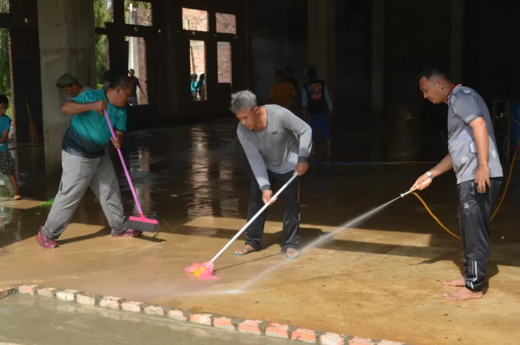 Lapas Narkotika Muara Sabak Kerja Bakti Bersama Warga