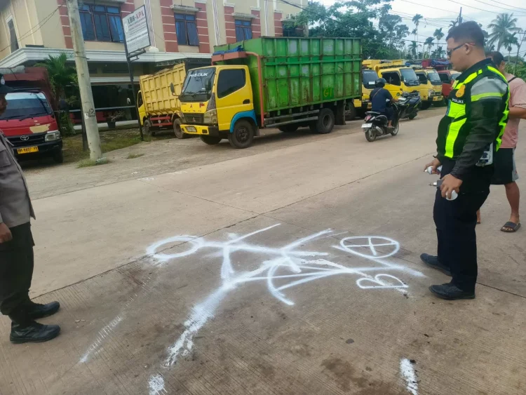Sepasang Muda Mudi Tabrak Truk Parkir Antre BBM di SPBU Kumpeh, Satu Tewas