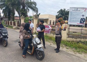 Polsek Sekernan Bagikan Takjil Gratis ke Masyarakat