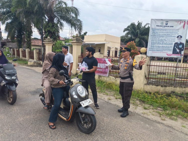 Polsek Sekernan Bagikan Takjil Gratis ke Masyarakat