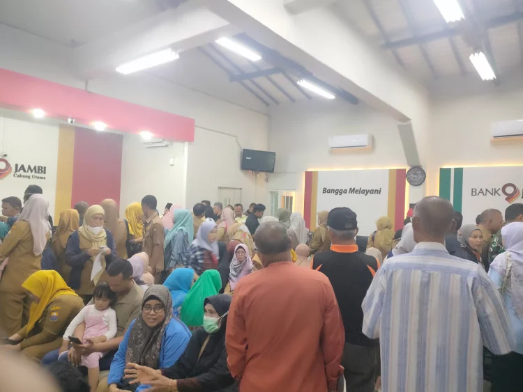 Nasabah Bank 9 Jambi Geruduk Kantor Cabang Buluran, Saldo Tak Bisa Dicek