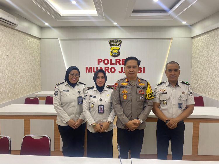 Polsek Bahar Gelar Tarawih Keliling di Masjid Al Muhajirin Muaro Jambi