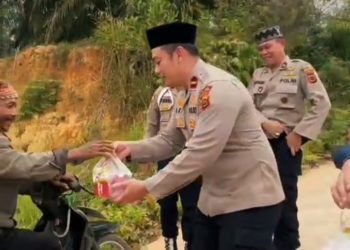 Kapolsek Bahar Selatan Bagi-bagi Takjil Gratis ke Masyarakat
