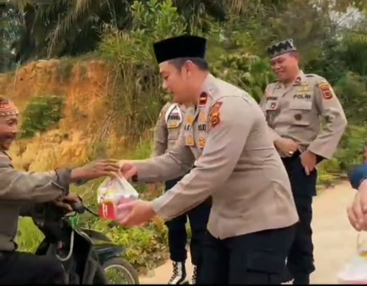 Kapolsek Bahar Selatan Bagi-bagi Takjil Gratis ke Masyarakat