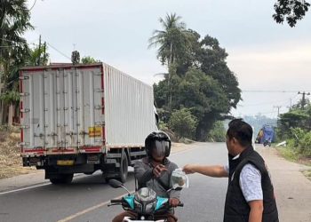 Kapolsek Bahar Selatan Bagi-bagi Takjil Gratis ke Masyarakat