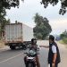 Kapolsek Bahar Selatan Bagi-bagi Takjil Gratis ke Masyarakat