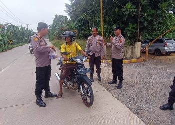 Kapolsek Bahar Selatan Bagi-bagi Takjil Gratis ke Masyarakat