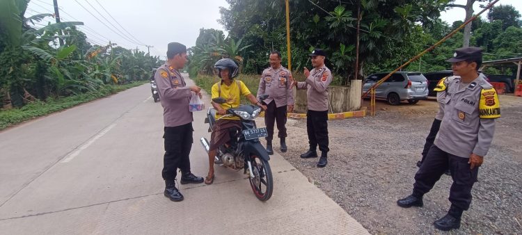 Kapolsek Bahar Selatan Bagi-bagi Takjil Gratis ke Masyarakat