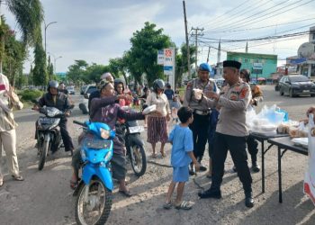 Kapolsek Bahar Selatan Bagi-bagi Takjil Gratis ke Masyarakat