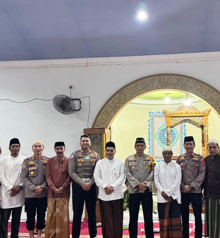 Wakapolres Muaro Jambi Laksanakan Sholat Tarawih Keliling di Masjid Baitussolihin