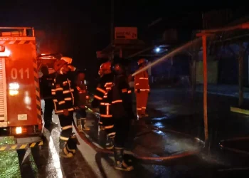 Diduga Korsleting Listrik, Tempat Usaha Gorengan di Kota Jambi Terbakar