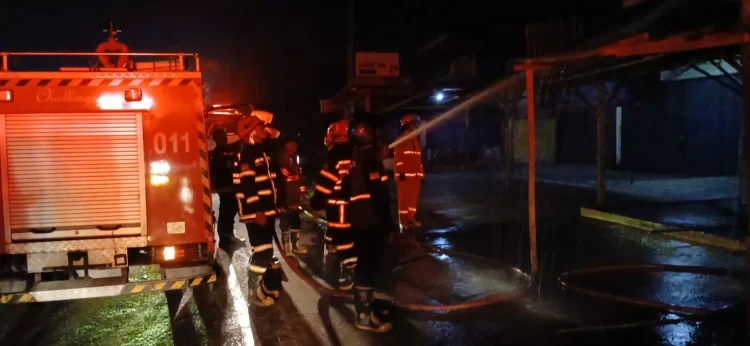 Diduga Korsleting Listrik, Tempat Usaha Gorengan di Kota Jambi Terbakar