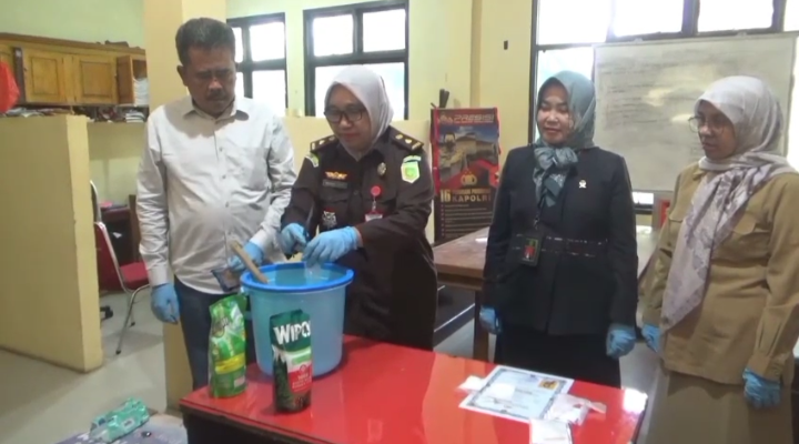 Satreskoba Polres Muaro Jambi Musnahkan Sabu, Dua Wanita Jadi Tersangka