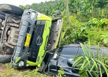 Truk Batu Bara Terguling Timpa Innova di Bungo, Sopir Melarikan Diri
