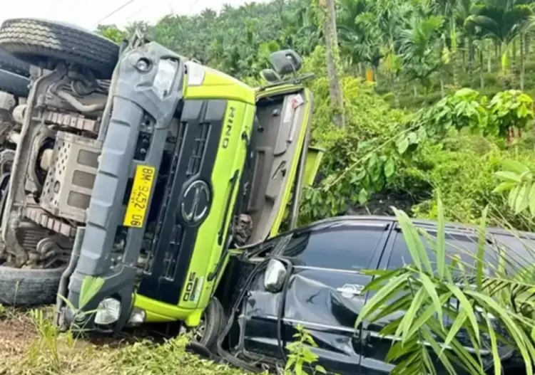 Truk Batu Bara Terguling Timpa Innova di Bungo, Sopir Melarikan Diri